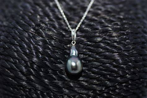 colgante con perlas de Tahití sobre fondo oscuro