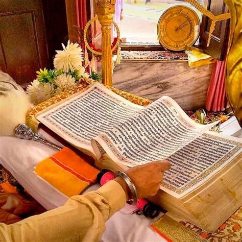 imagen de Nagar Kirtan con Guru Granth Sahib Ji en palki