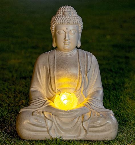Estatua de Buda en jardín zen necesario