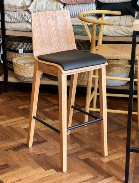 Banqueta de madera con asiento ergonómico