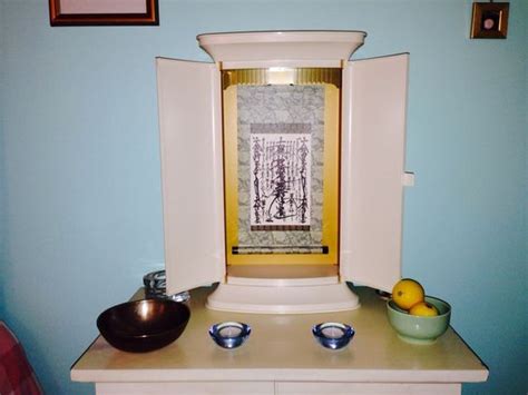 Decoración y ubicación del Gohonzon en butsudan