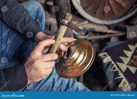 tanpura box en manos de artesano