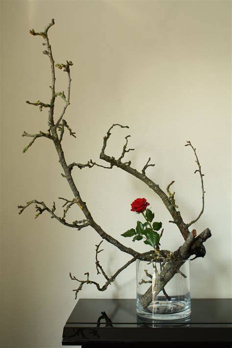Arreglos ikebana con buda y naturaleza minimalista