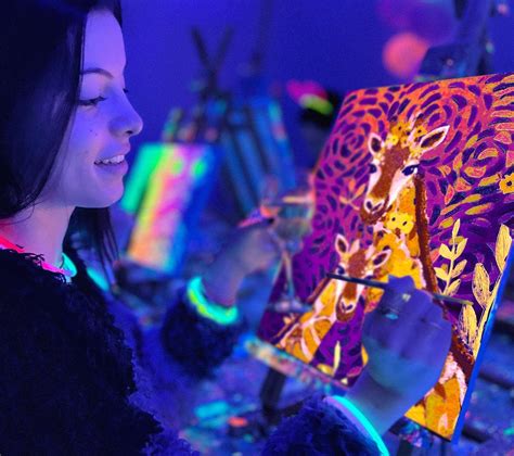 fiesta Goa en playa con pintura fluorescente