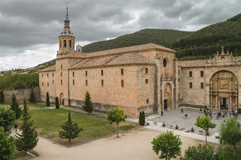Ilustración de un monasterio en desarrollo y práctica