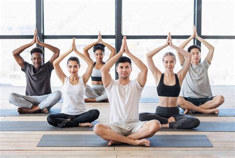 equipo yoga en grupo y conexión
