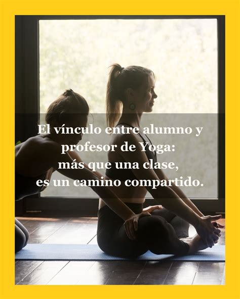profesor de yoga liderando clase y mentoría