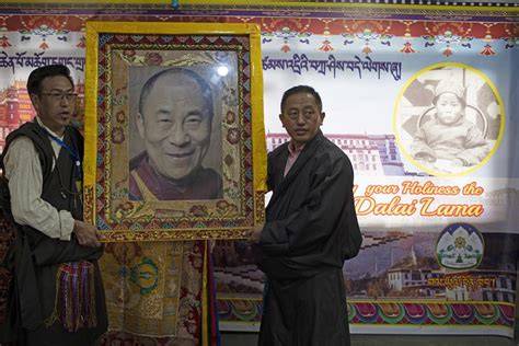 retrato del Dalai Lama con sonrisa etérea