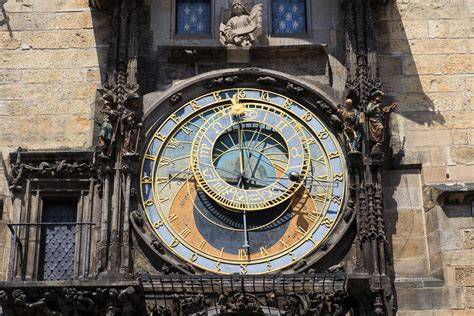 vistas alpinas y reloj astronómico