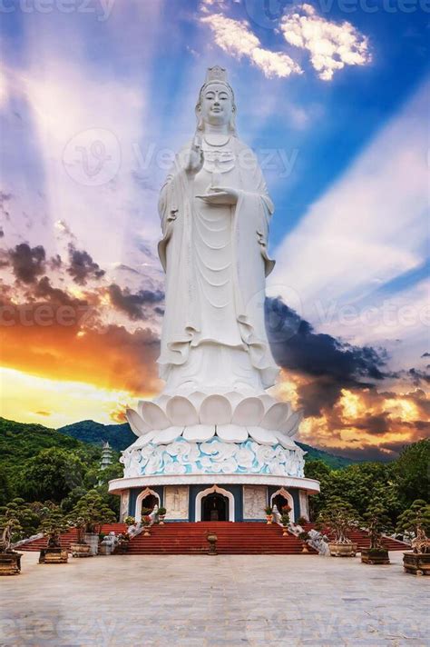 Halo around Lady Buddha en-Da Nang (efecto óptico)