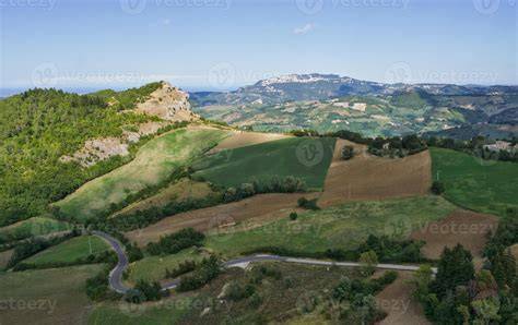 scenario panoramico con Monte Titano e mare