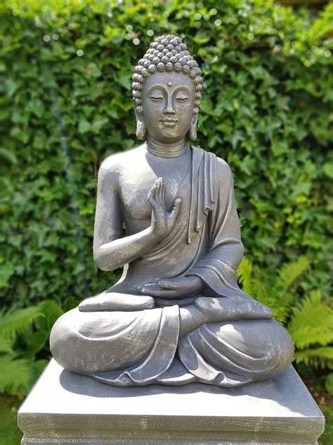 Estatua de Buda fibroarcilla en jardín