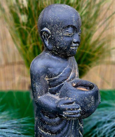 Estatua de Buda de pie con cuenco en manos