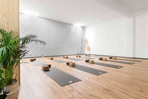 Immagine di un centro yoga moderno a Milano