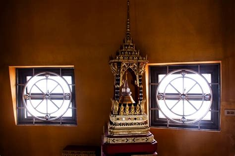 reliquias buda y estupa en exhibición
