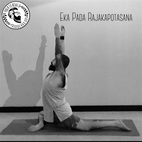 demostración de Eka Pada Kapotasana paso a paso