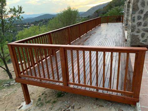 terraza de madera para yoga en Sicilia