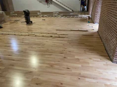 sala de 70 m² con pavimento de madera