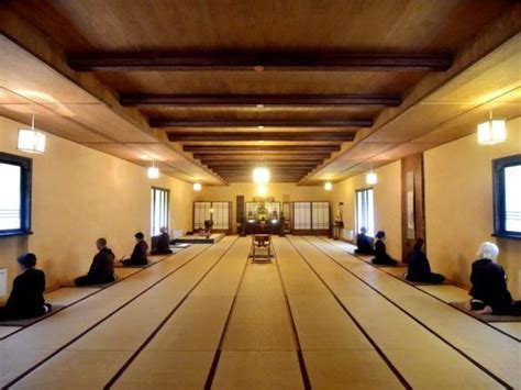 Immagine di meditazione zen in monastero