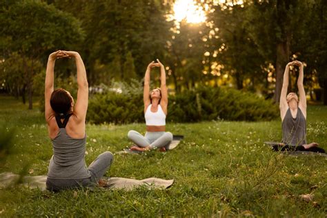 yoga al aire libre junto al lago