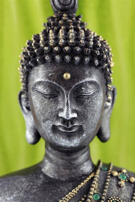 Estatua de Buda con ojos sabios y mirada serena