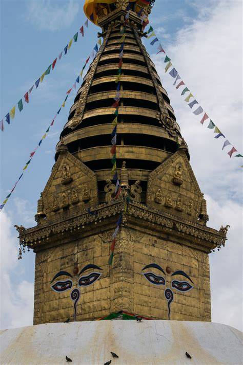 Stupa con ojos de Buda que miran hacia los cuatro puntos cardinales