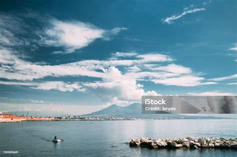 Torre del Greco con vistas al Vesubio y mar Tirreno