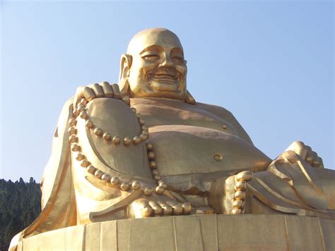 monumento buda dorado en montaña