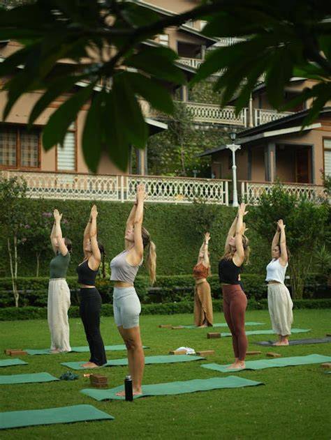 Immagine di lezione di yoga all’aperto