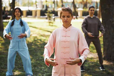 ilustracion tai chi en casa con movimientos lentos