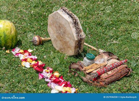Ritual con tambor y flauta en ceremonia chamánica