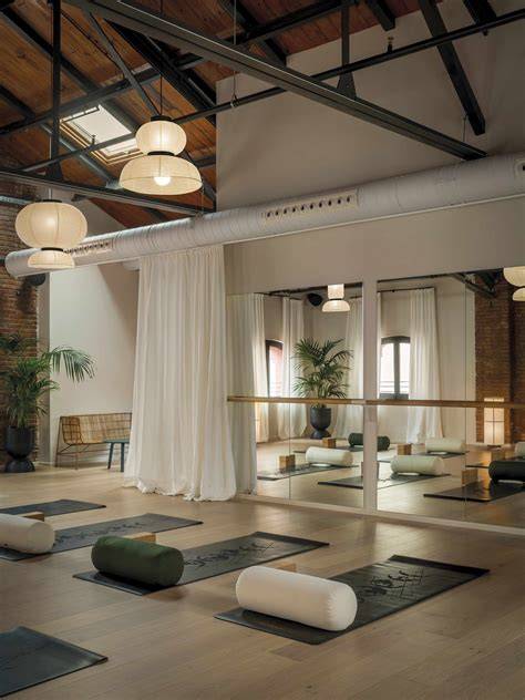 Triangulos en la sala de yoga y su alineación