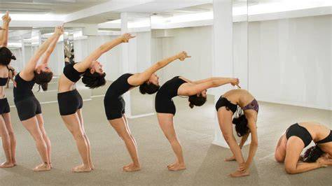 escena clase Bikram Yoga sala caliente
