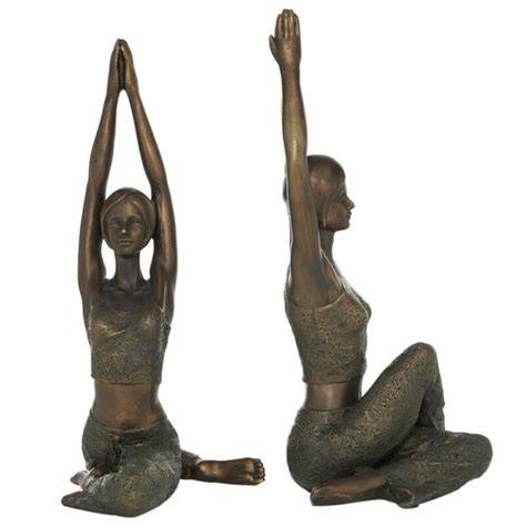 escultura yoga bronce tono verde techo