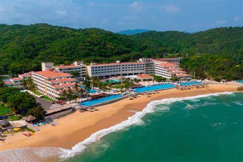 resort y spa con vistas al mar y zonas ajardinadas