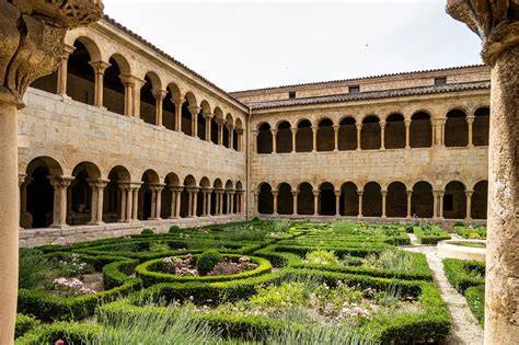 imagen de monasterio y jardín interior