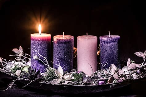 corona de Adviento vela encendida