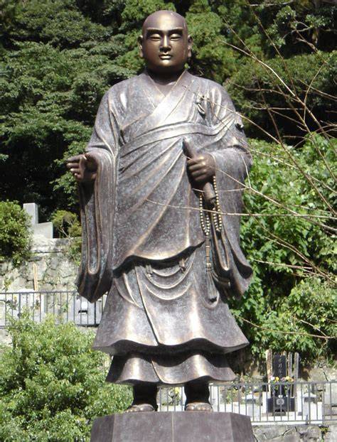 Estatua de Nichiren Daishonin rodeado de peregrinos