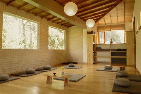 visualización de una sala de meditación serena
