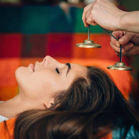 Imágenes de campanas tibetanas en terapia