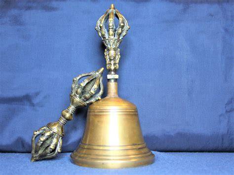Campana tibetana drilbu y sus relieves