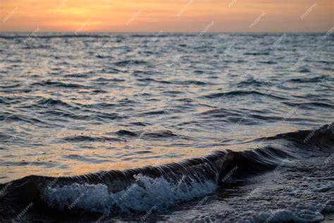 paisaje marino con olas suaves y puesta de sol