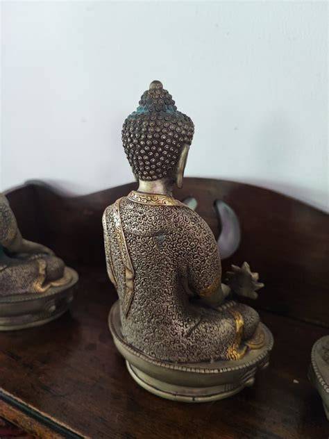Decoración dorada de Budas en bronce
