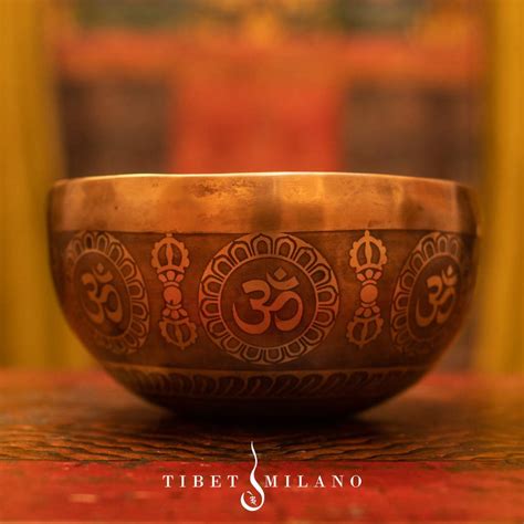 campana tibetana con relieves simbólicos
