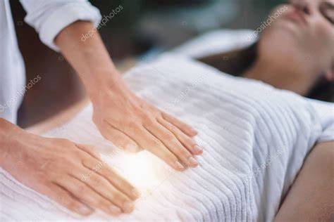 terapeuta reiki manos sobre atleta
